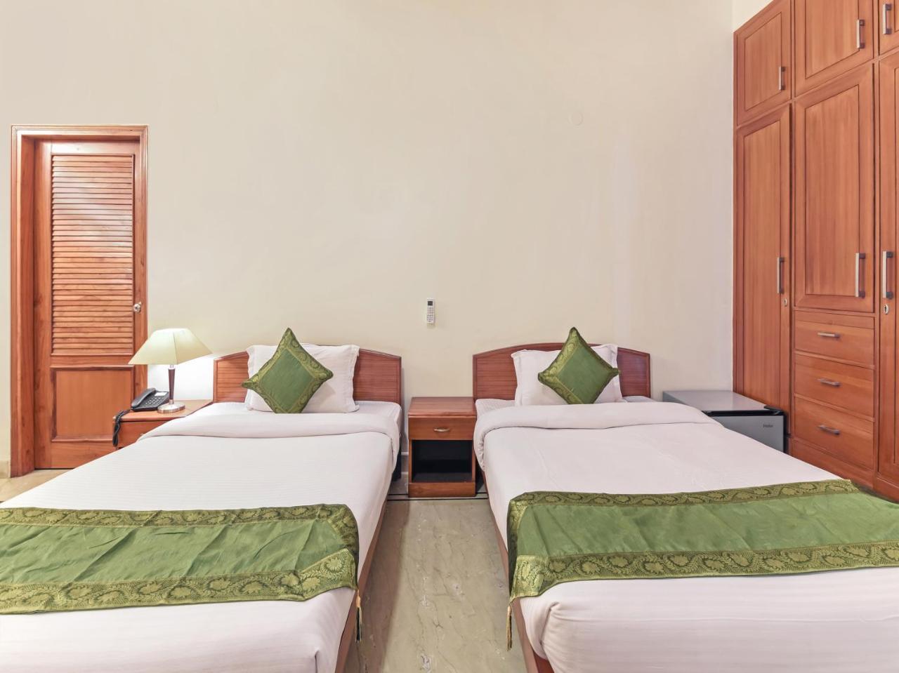 Treebo Trip The Nest Corporate Hotel Greater Noida Exterior foto