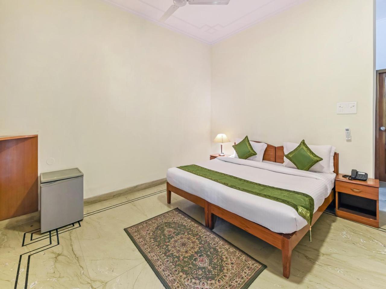 Treebo Trip The Nest Corporate Hotel Greater Noida Exterior foto