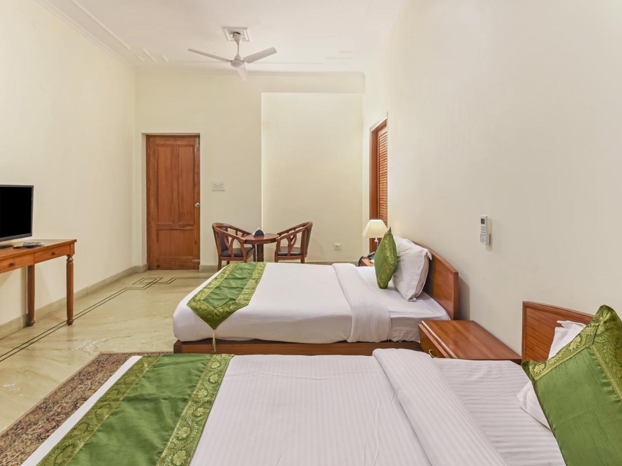 Treebo Trip The Nest Corporate Hotel Greater Noida Exterior foto