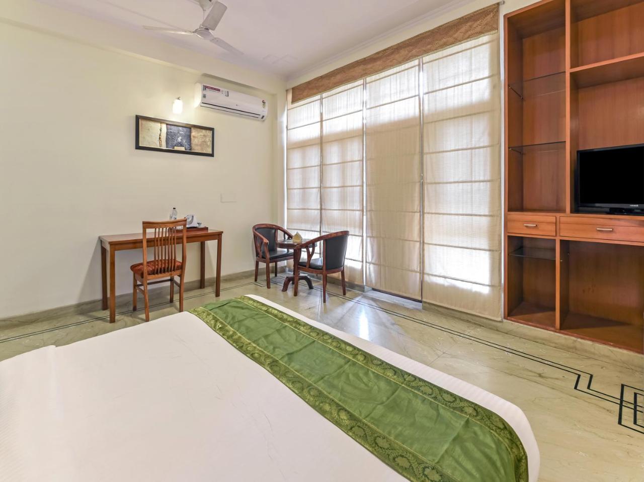 Treebo Trip The Nest Corporate Hotel Greater Noida Exterior foto