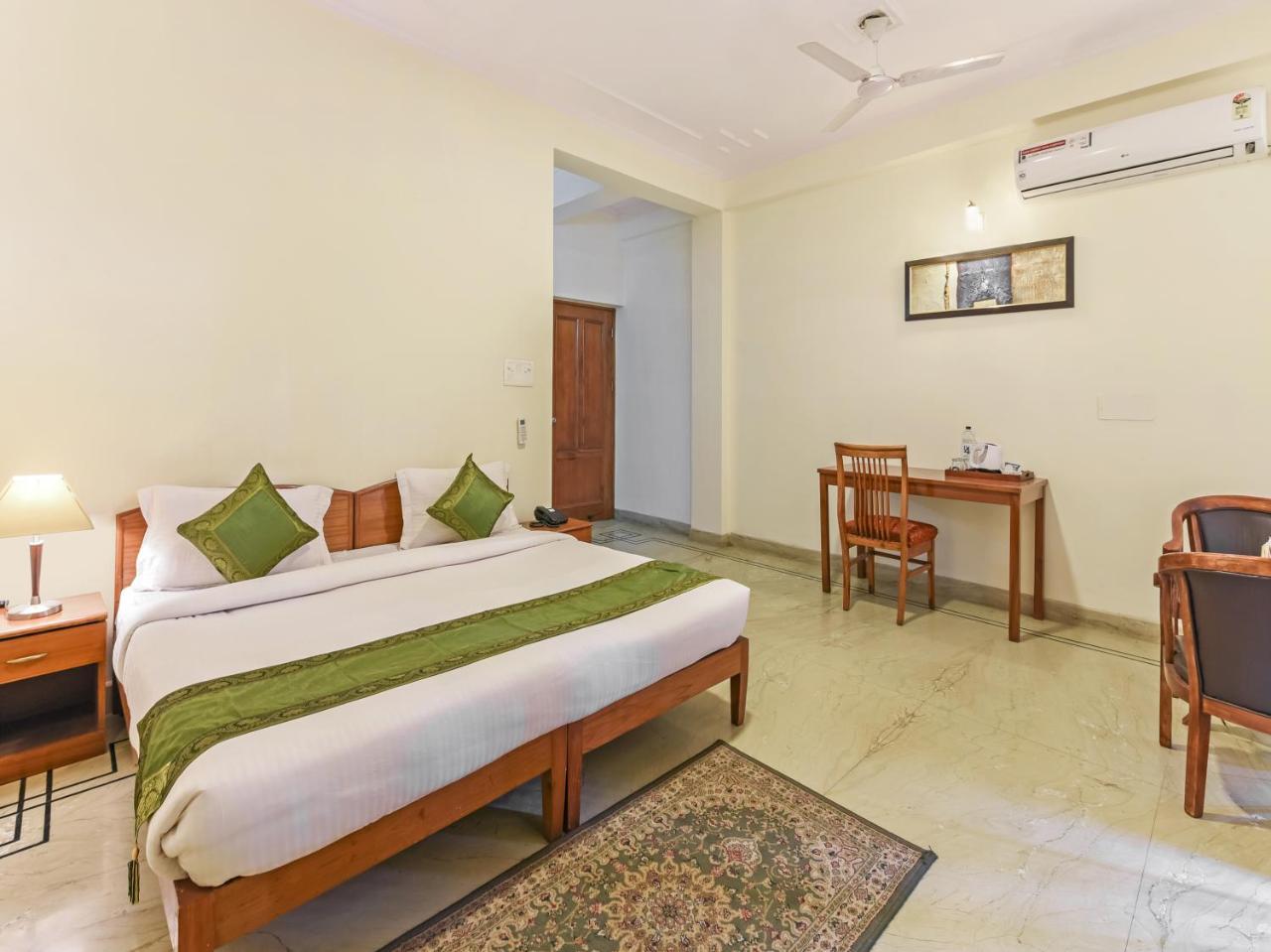 Treebo Trip The Nest Corporate Hotel Greater Noida Exterior foto